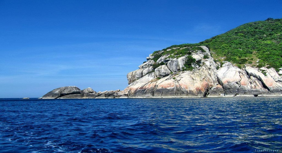 Biển Cù Lao Chàm nước trong xanh có thể nhìn thấy đáy sâu hàng chục mét.