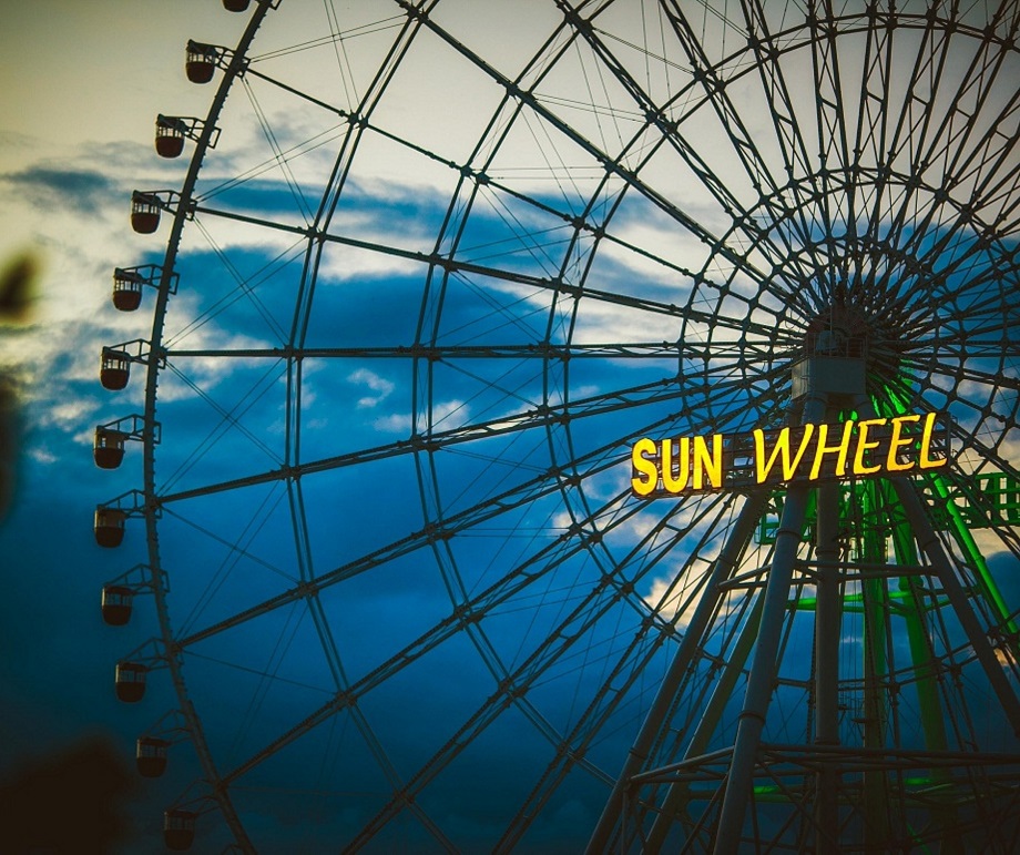 Du khách sẽ được chiêm ngưỡng toàn cảnh thành phố khi ở trên vòng quay mặt trời Sun Wheel