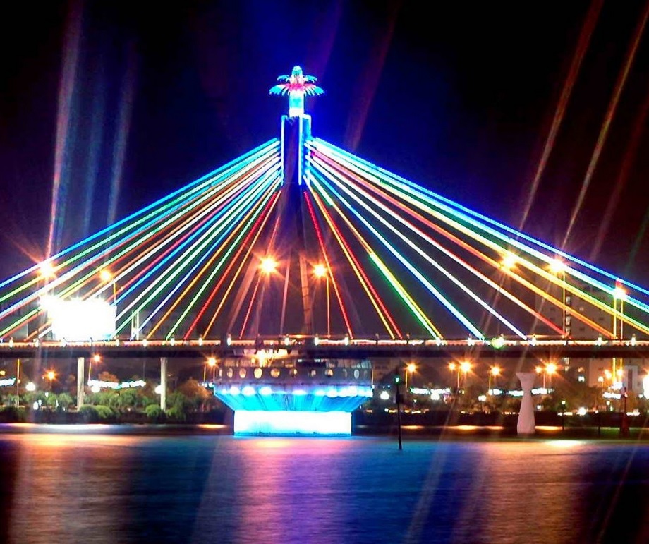 Cầu quay sông Hàn lung linh sắc màu về đêm